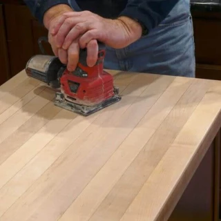 Lijado y curado de una tabla de madera nativa en el taller de Caregallo